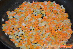 Гороховый суп с копченой грудинкой: Добавить в сковороду сливочное масло, высыпать лук и поджарить до прозрачности. Добавить морковь и обжарить, помешивая.