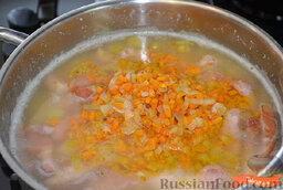 Гороховый суп с копченой грудинкой: Как только картофель сварился, посолить суп, добавить грудинку, пассерованные овощи. Довести до кипения, варить 2 минуты.   Выключить огонь, накрыть кастрюлю крышкой и дать супу настояться 5-10 минут.