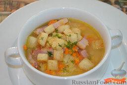 Гороховый суп с копченой грудинкой: Готовый суп разлить по тарелкам и посыпать сухариками.   Приятного аппетита!