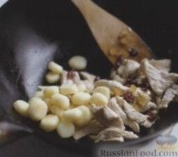 Индюшиное филе с имбирем и каштанами: 2. Ввести в сковороду имбирь и клюкву, жарить около 2-3 минут.