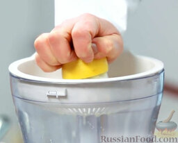 Хумус: Два крупных лимона, нажимая, прокатываем по доске – так лучше отходит сок. Делим каждый лимон пополам и выжимаем сок.