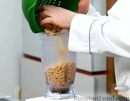 Хумус: Отваренный нут промываем кипяченой водой и кладем в чашу блендера.