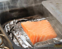 Салат "Нисуаз" с копченым лососем: Ставим на плиту коптильню, укладываем в нее филе лосося на 18 минут.