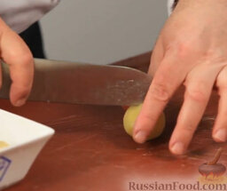 Салат "Нисуаз" с копченым лососем: Вареную картошку чистим, разрезаем на четыре части. Солим, добавляем оливковое масло.