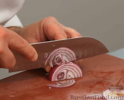 Салат "Нисуаз" с копченым лососем: Лук нарезаем очень тонкими кольцами или полукольцами.