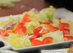Салат "Нисуаз" с копченым лососем: Все ингредиенты подготовлены, собираем наш роскошный салат. Сначала выкладываем на блюдо листья салата, — не жалеем. На них – лук. Сверху – перец.