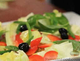 Салат "Нисуаз" с копченым лососем: На фасоль – пару листиков свежего зеленого базилика, маслины.