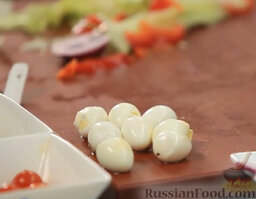 Салат "Нисуаз" с копченым лососем: Перепелиные яйца режем пополам, добавляем ко всему остальному.