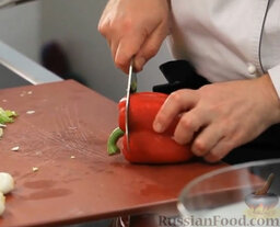 Салат "Нисуаз" с копченым лососем: Перец чистим, нарезаем не совсем обычно. Отрезаем переднюю и задние части.