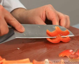 Салат "Нисуаз" с копченым лососем: Держа нож под углом к поверхности, нарезаем тонкими полосками.