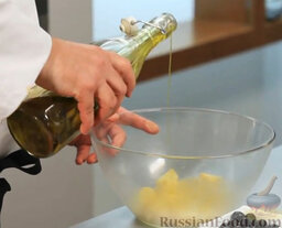 Салат "Нисуаз" с копченым лососем: Картошку складываем в миску. Солим и заправляем оливковым маслом. Перемешиваем.