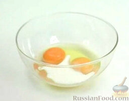 Взбитые яйца (омлет) со спаржей: Соедините яйца и молоко. Добавьте щепотку соли.