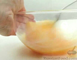 Взбитые яйца (омлет) со спаржей: Взбейте до однородности.