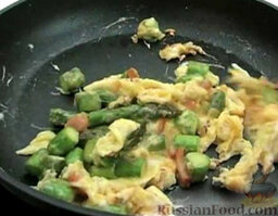 Взбитые яйца (омлет) со спаржей: Быстро перемешайте и сервируйте - омлет со спаржей готов.