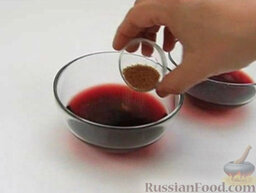 Персики в красном вине: Вино налить в чашки или пиалы. Добавить сахар, размешать.