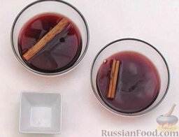 Персики в красном вине: В каждую порцию добавить по 1 палочке корицы.