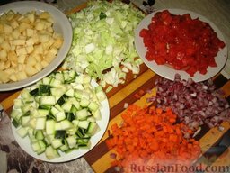 Овощной летний суп: Морковь и лук порезать мелкими кубиками. Картофель, цуккини и помидоры – более крупными кубиками. Капусту порезать шашками (квадратиками) по 1 см.