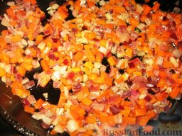 Овощной летний суп: Разогреть на сковороде сливочное масло,  спассеровать на нем лук и морковь.