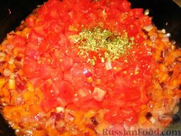 Овощной летний суп: Добавить помидоры, пряности (ароматные травы), перемешать и потушить под крышкой 10 минут на маленьком огне.  Довести до кипения 2,5 л воды. Вкинуть картофель и цуккини. Варить 7-10 минут.