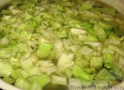 Овощной летний суп: Вкинуть в суп капусту и зеленый горошек. Варить 5 минут.