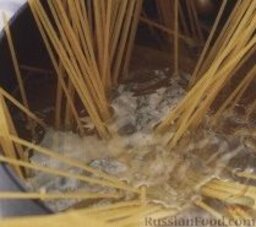 Спагетти с петрушкой и сыром: 1. Спагетти отварить в подсоленной воде до состояния аль-денте (слегка недоваренные), согласно инструкции на упаковке.
