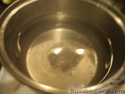 Хрустящие малосольные огурцы на зиму: Сделать заливку, для этого в холодной воде растворить каменную (не йодированную) соль.