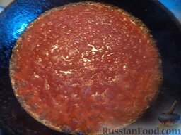 Рыбные котлеты под томатным соусом: В сковороду с остатками масла вылить тертые помидоры. Довести до кипения, посолить, поперчить, добавить сахар и лавровый лист. Перемешать.