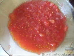 Рыбные котлеты под томатным соусом: Помидоры помыть, ошпарить кипятком, сполоснуть в холодной воде. Очистить кожицу, натереть на терке.
