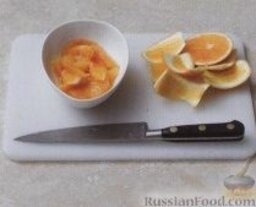 Шоколадный крем-мусс с апельсинами: 1. Апельсины почистить и избавить от пленок-сегментов (делать это нужно над миской). Мякоть порезать на мелкие кусочки. Сок из миски зарезервировать.