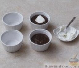 Шоколадный крем-мусс с апельсинами: 4. Выложить шоколадный крем в креманки, в каждую положить по ложке сметаны и украсить мелкой лимонной цедрой. Подавать шоколадный крем сразу же.