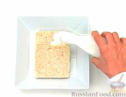 Запеканка хлебная с сыром Моцарелла: С хлеба срезать корки. Залить молоком и оставить, чтобы хлеб пропитался.