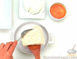 Запеканка хлебная с сыром Моцарелла: Один кусочек хлеба аккуратно переложить в порционную форму.