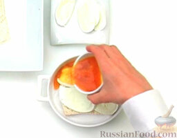 Запеканка хлебная с сыром Моцарелла: Полить взбитым яйцом.