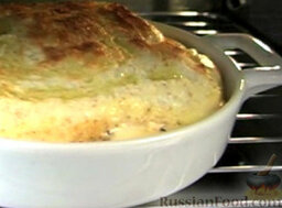 Запеканка хлебная с сыром Моцарелла: Разогреть духовку. Запекать 15 минут при температуре 200 градусов.