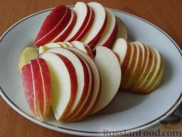 Пирог с яблоками: Тем временем вымыть большое яблоко, вырезать у него сердцевину, нарезать яблоко тонкими ломтиками.