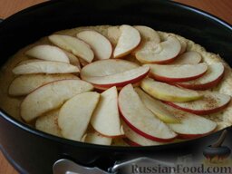 Пирог с яблоками: На испечённую заготовку для пирога выложить нарезанные яблоки, посыпать корицей.