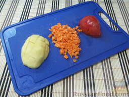 Легкий овощной суп: Картофель и морковь очистите и порежьте кубиками. Помидор просто порежьте любой формы.