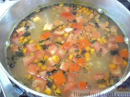 Легкий овощной суп: В конце приготовления супа положите вариться помидоры. Проварите суп 5 минут и убирайте его с плиты.