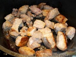Блинчики с мясом: Мясо вымойте, порежьте на кусочки и отправьте жариться в сковороду на растительном масле.