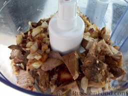 Блинчики с мясом: Мясо и лук положите в кухонный комбайн (блендер) и измельчите.