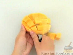 Тунец с пюре из манго: Отделить мякоть манго от кожуры (сделать надрезы на мякоти и  аккуратно срезать кубики манго).