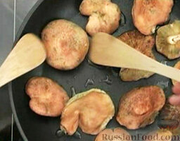 Грибы (рыжики) с чесноком: На сковороде разогреть оливковое масло. Подготовленные рыжики выложить на сковороду и обжарить с двух сторон.