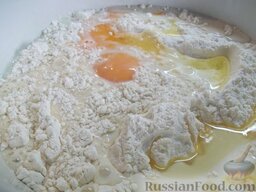 Блинчики с яичницей: Сделайте тесто для блинов. Положите в глубокую миску муку, сахар, соль, растительное масло, 2 яйца и влейте молоко.