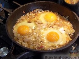 Блинчики с яичницей: Когда лук будет прожарен, вбейте аккуратно в сковороду 3 яйца, чтобы сохранить целостность желтка, посолите и прожарьте их до желаемой готовности.  Подавайте блинчики с жареными яйцами и луком.  Приятного аппетита!