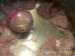 Борщ украинский: Положите в кастрюлю вымытое и  нарезанное мясо, головку лука и отправьте вариться на плиту.