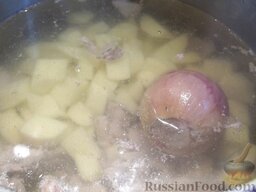 Борщ украинский: Картошку почистите, помойте, порежьте кубиками и отправьте вариться к мясу.