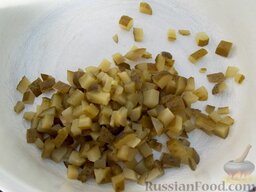 Винегрет без картошки: Затем возьмите соленые огурцы и порежьте их кубиками такого же размера, как нарезали свеклу и морковь.