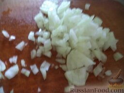 Тефтели по-молдавски: Лук репчатый почистить, помыть, нарезать мелкими кубиками.