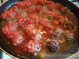 Тефтели по-молдавски: Тефтели залить овощным соусом. Довести до кипения.