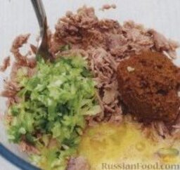 Картофельные котлеты с тунцом: 1. Тунца выложить в большую миску, добавить пюре, пасту карри, зеленый лук и яйцо.